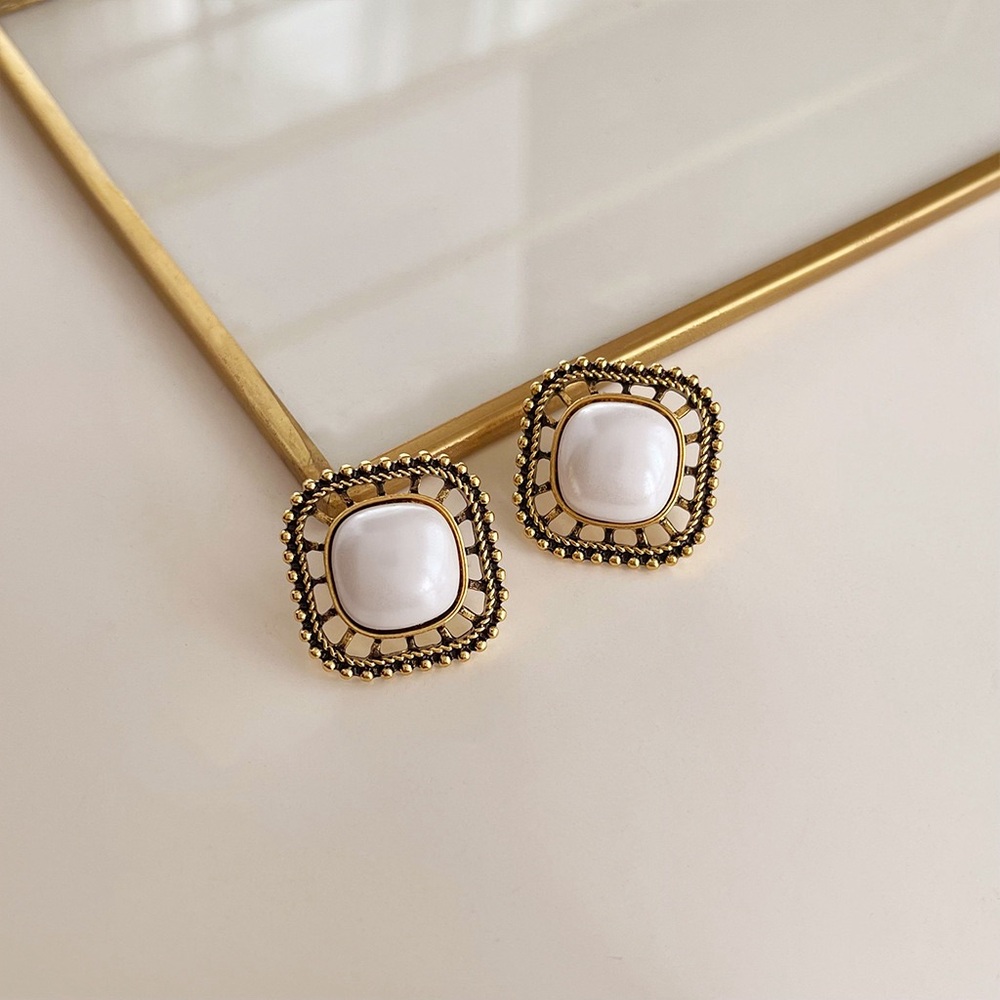 Vintage Antique Style Earrings With Silver Needle